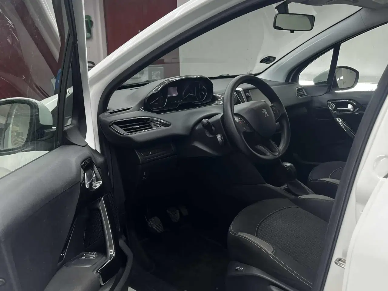 Billede 7 - Velholdt Peugeot 208 1,2 Benzin