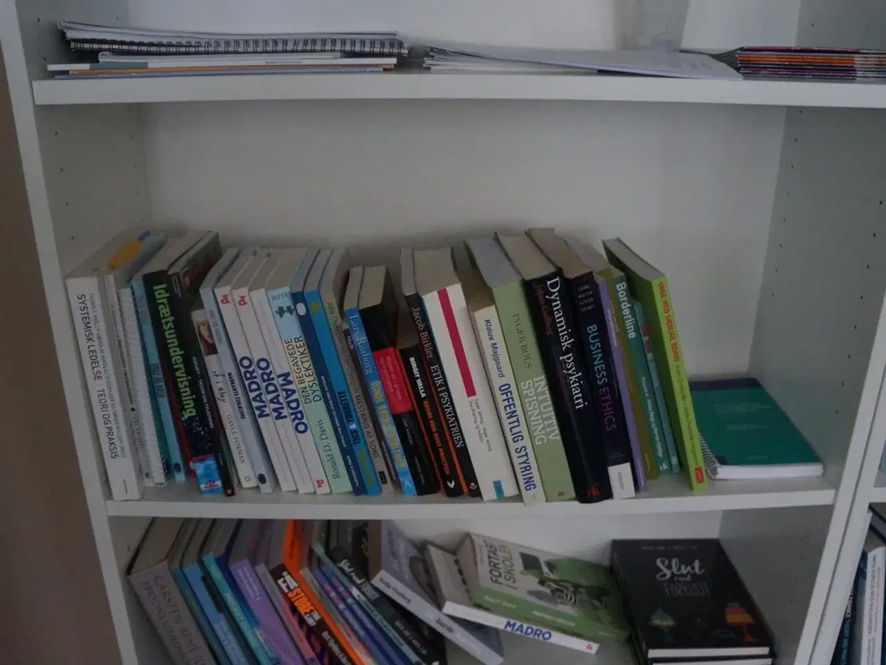 Billede 3 - 2 stk. Reoler med indhold af diverse fagbøger