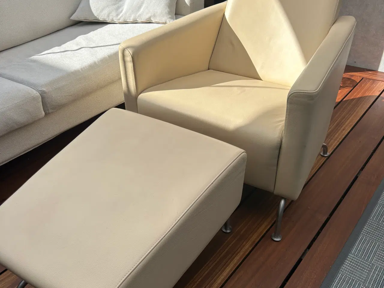 Billede 2 - Lænestol i lyst læder med tilhørende skammel 