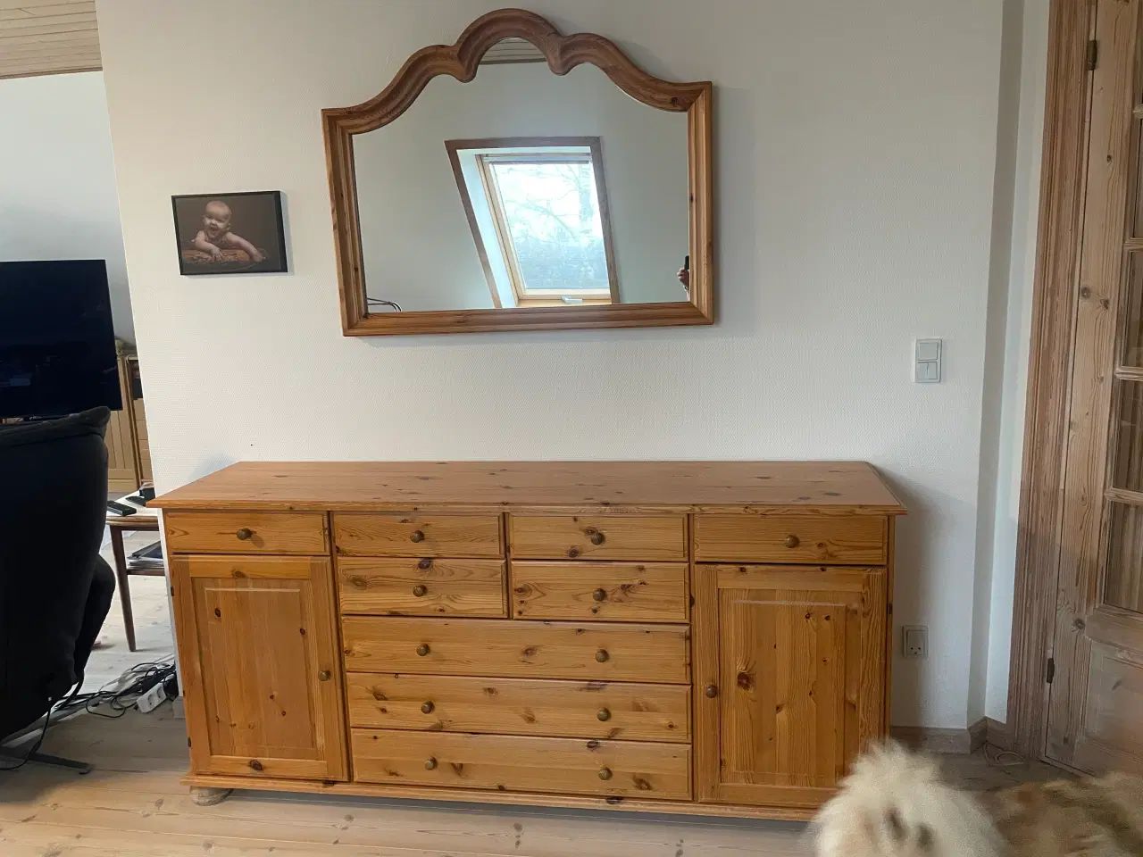 Billede 3 - Skænk i fyrtræ med skuffer og skabe