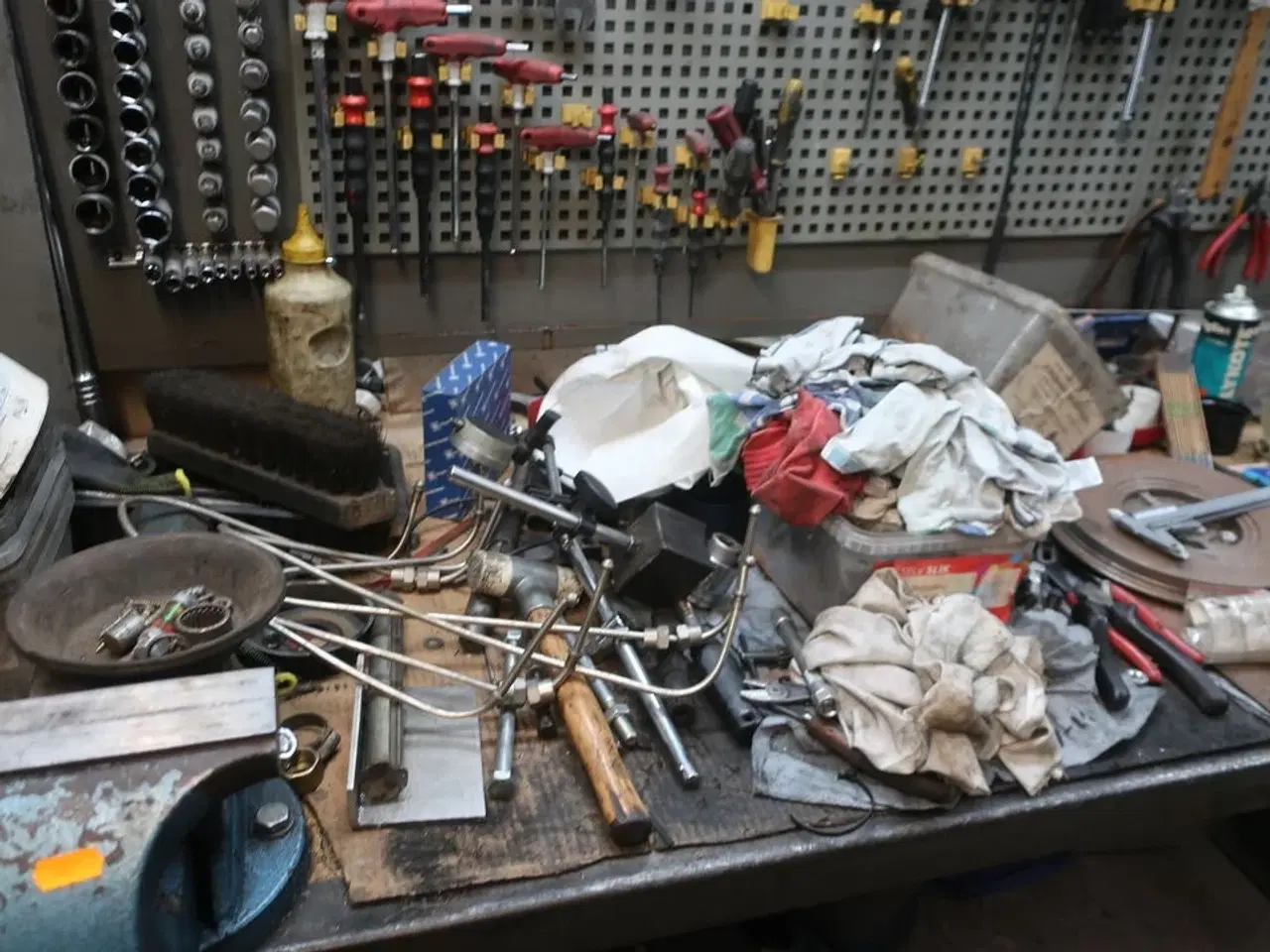 Billede 3 - Arbejdsbord med skruestik, værktøjstavle med div. Værktøj m.m.