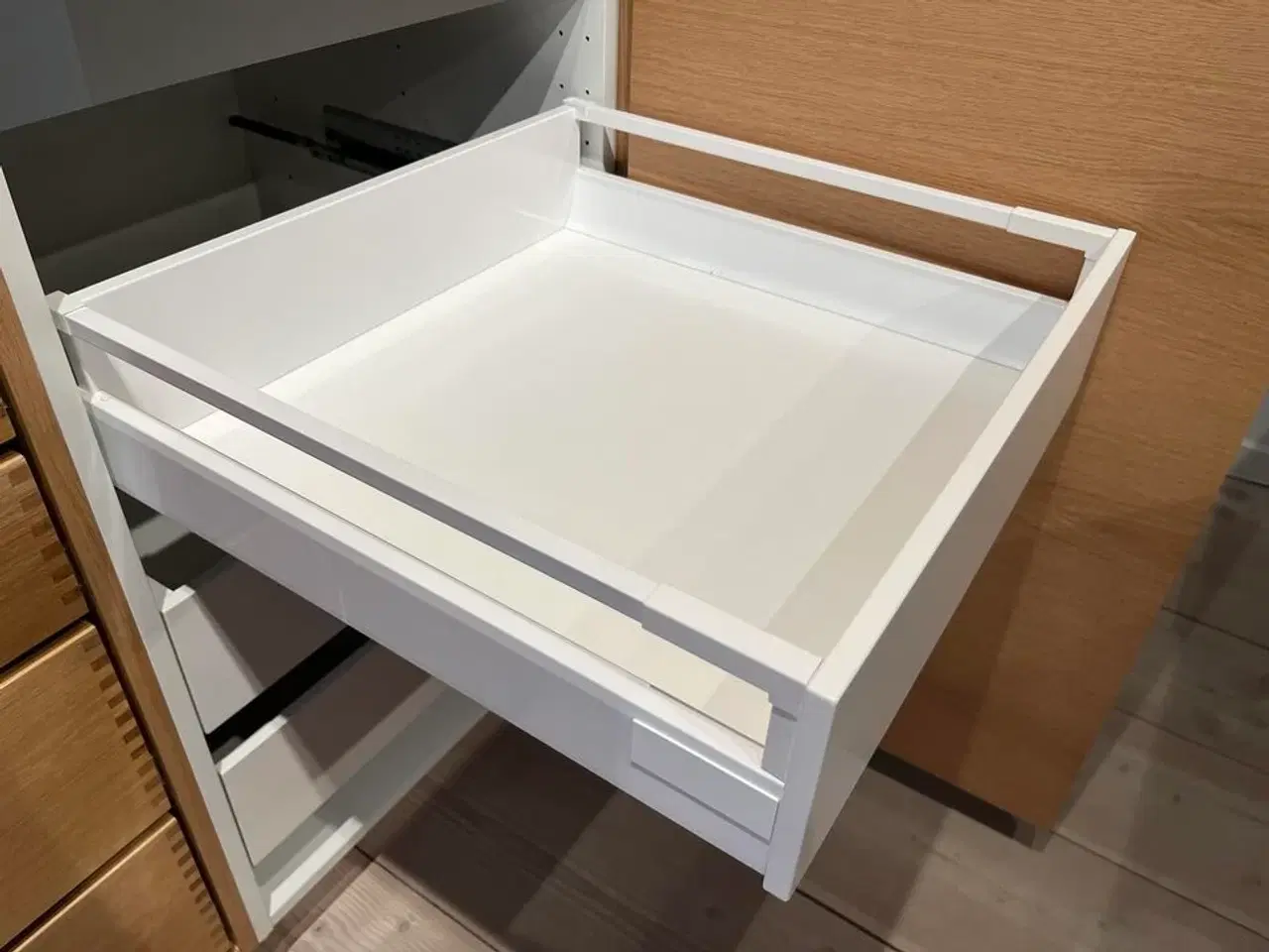 Billede 8 - Skab med Grønne låger