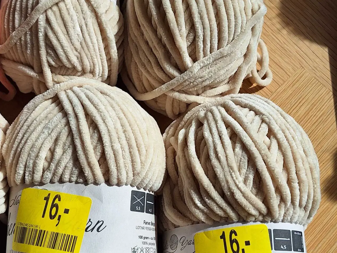 Billede 2 - Chenille garn og bog 