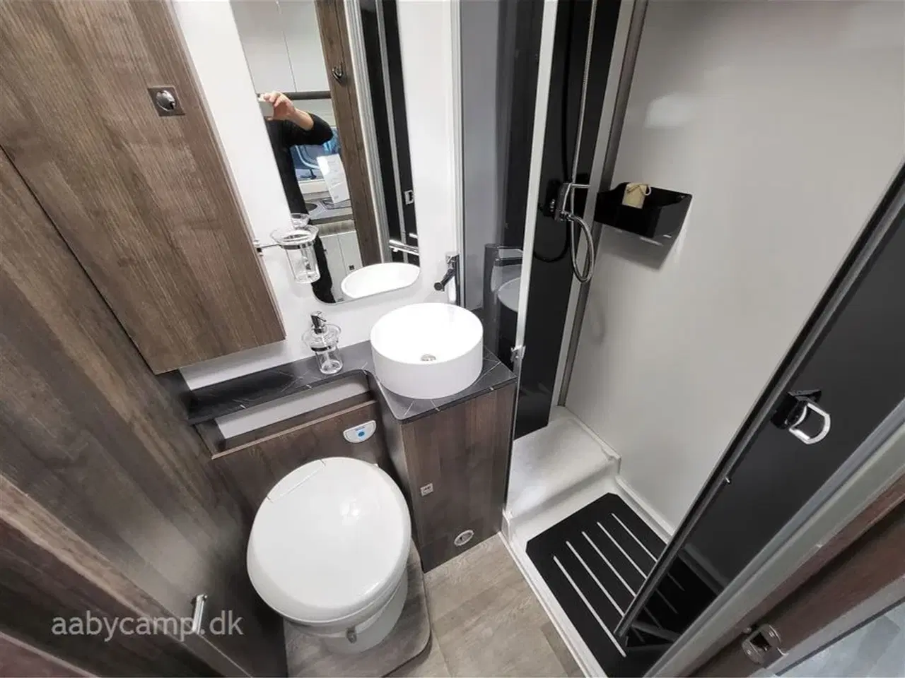 Billede 18 - 2025 - Benimar Tessoro 444   Rummelig top udstyret Camper