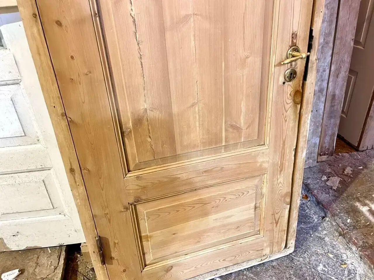 Billede 3 - Bred, lav og afsyret fyldningsdør m. karm