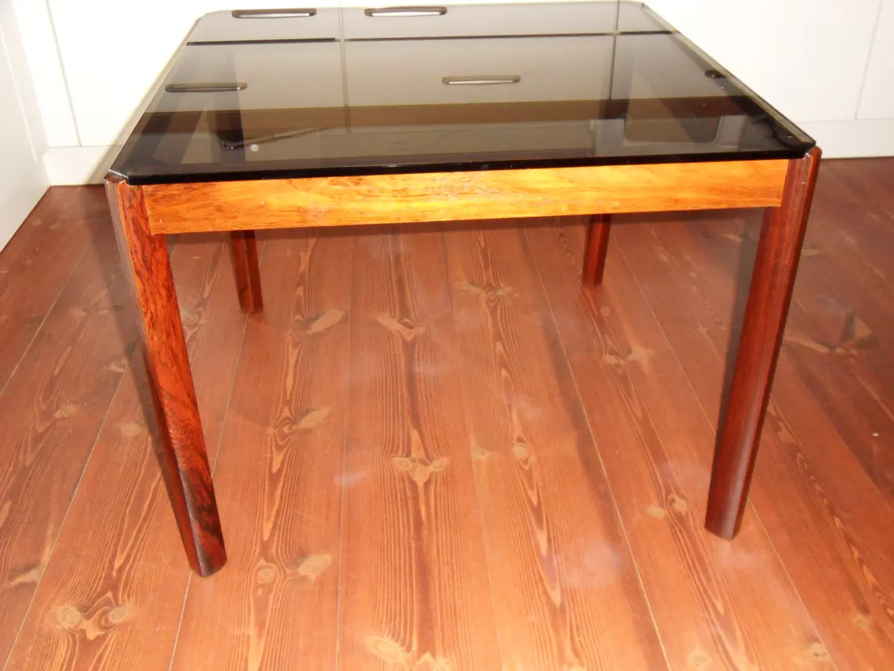 Billede 2 - PALISANDER SOFABORD. RØGFARVET GLASBORDPLADE. 1960