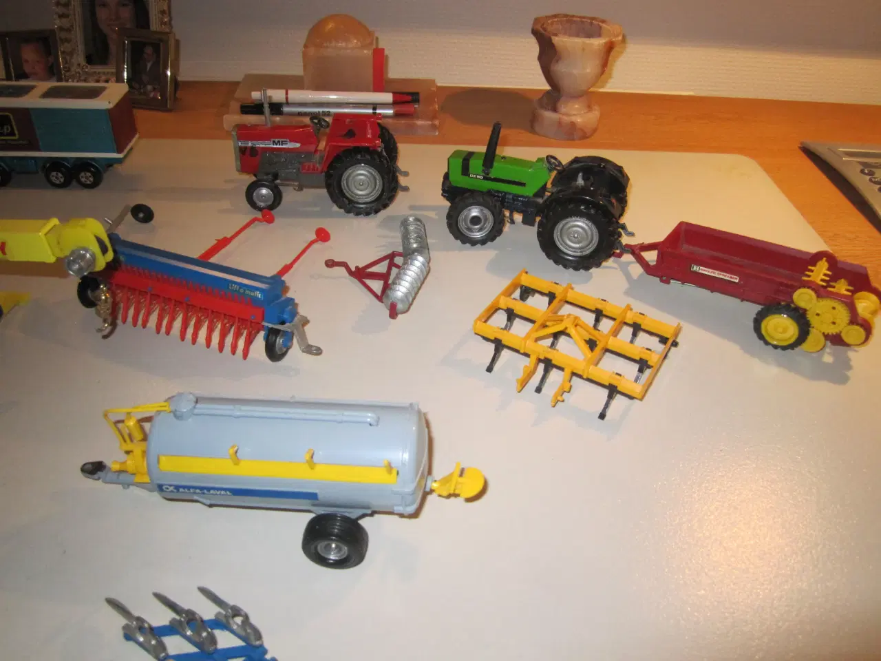 Billede 2 - Landbrugsmaskiner + et par biler.