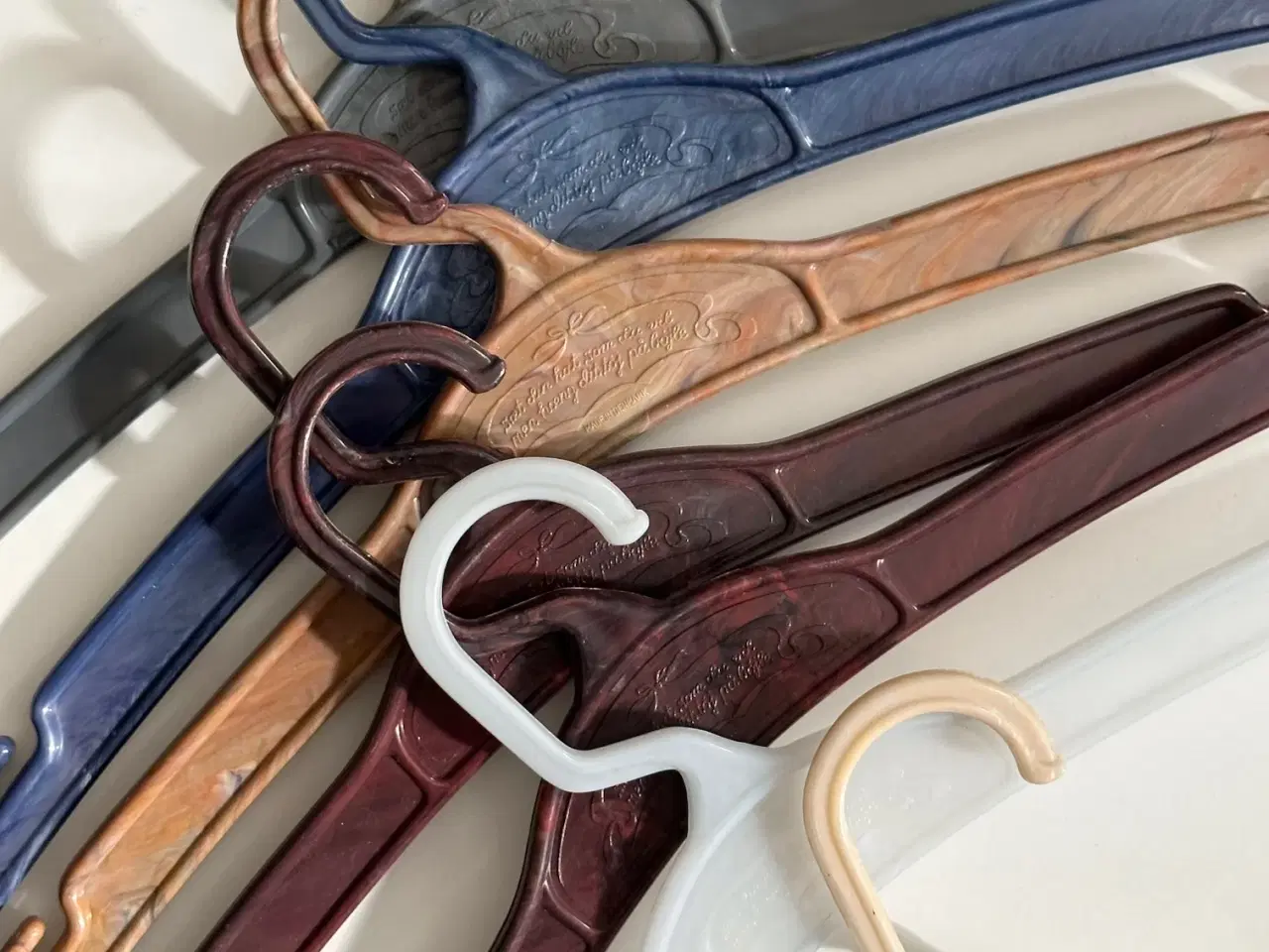 Billede 2 - Retro plastikbøjler, ass. farver, 7 stk samlet