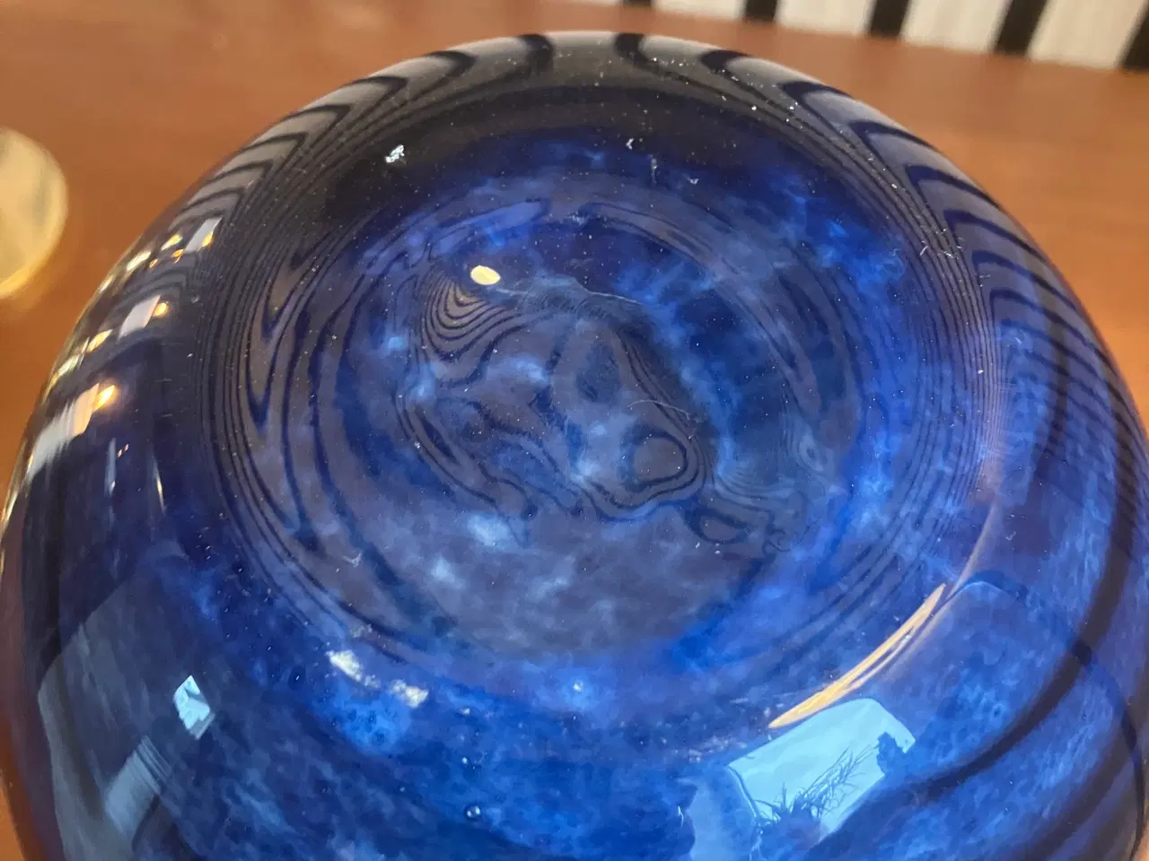 Billede 3 - Flot glasvase med blå og sorte nuancer