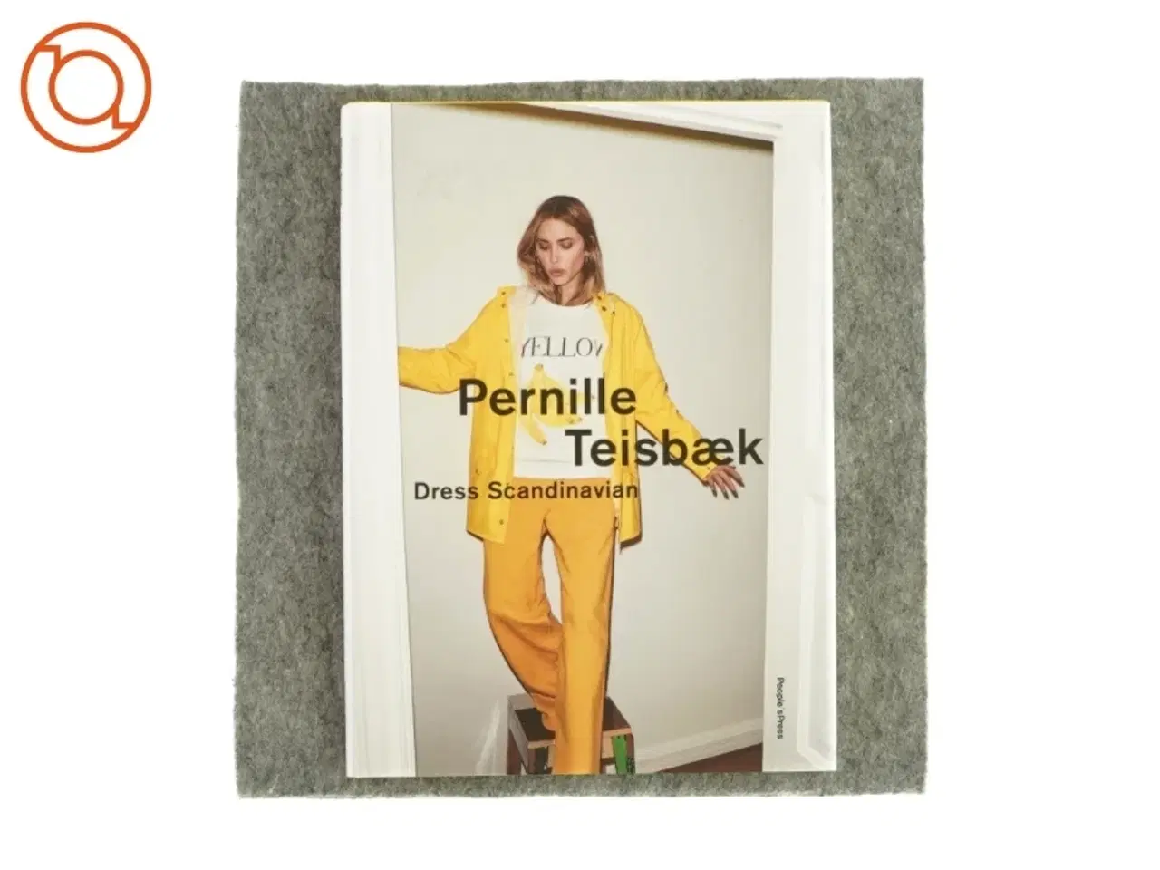 Billede 1 - Dress Scandinavian af Pernille Teisbæk (bog)