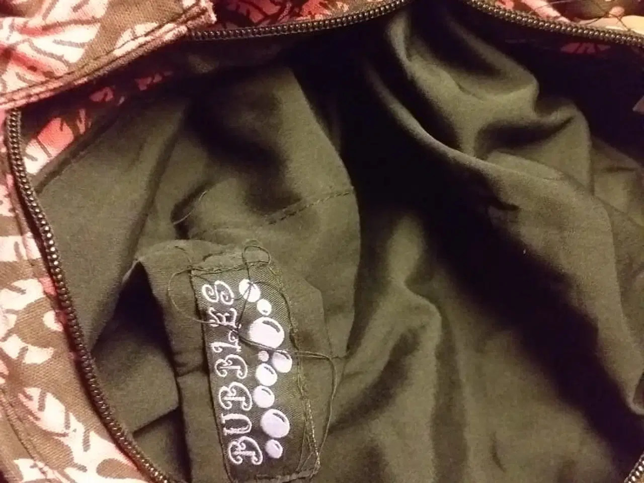 Billede 2 - taske med lynlås og indeholder en lomme hel ny