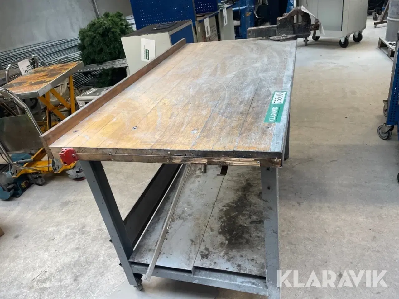 Billede 2 - Arbejdsbord på hjul med skruestik