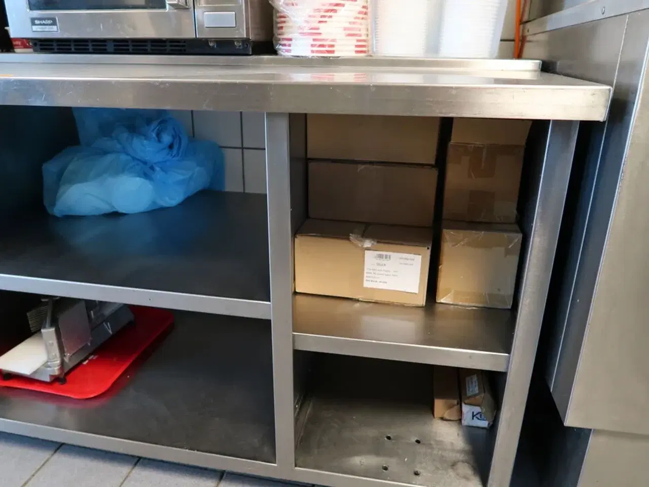 Billede 2 - Rustfri stålbord med indhold