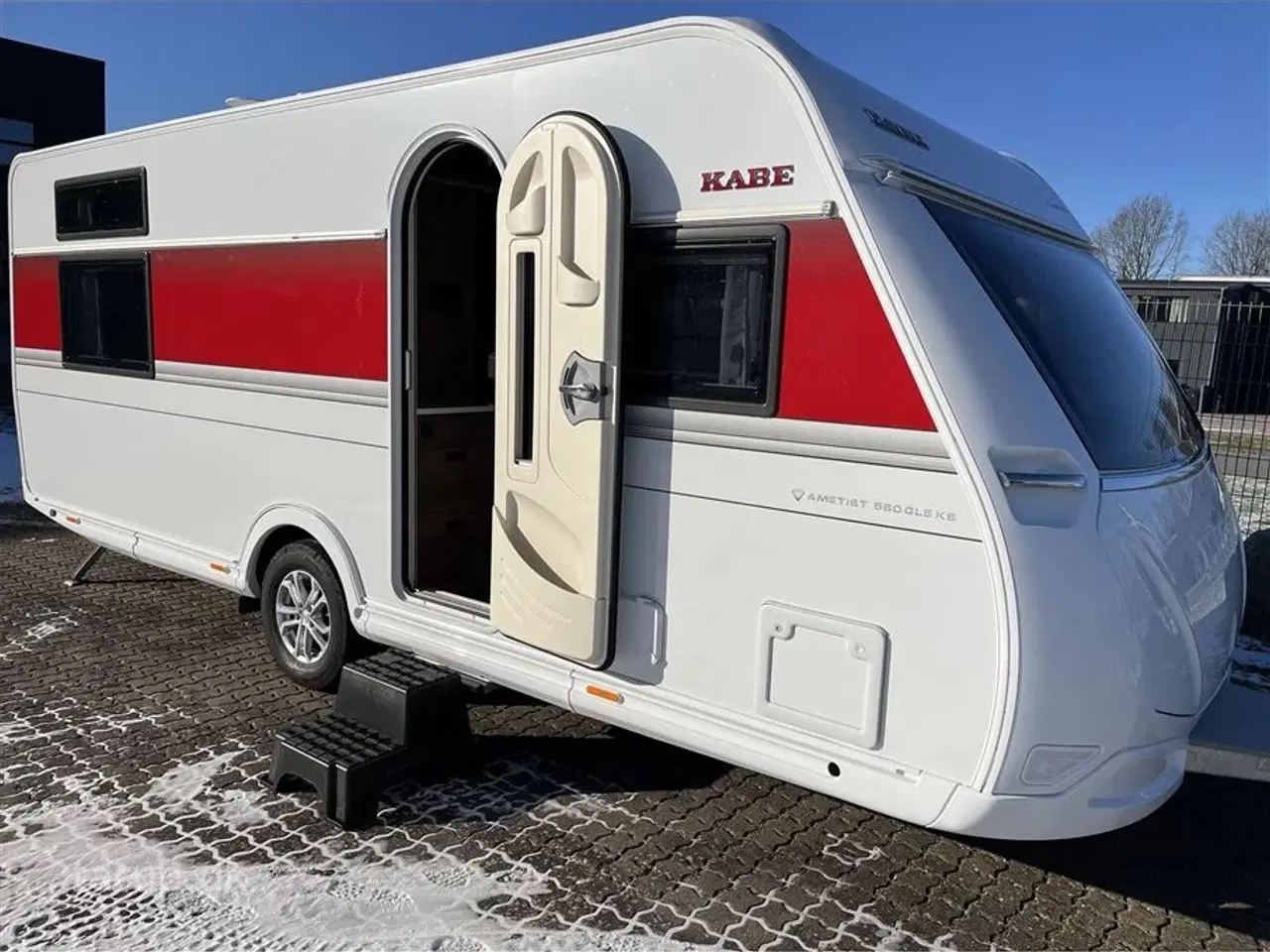 Billede 1 - 2026 - Kabe Ametist 560 GLE KS B8   fritstående dobbeltseng, rundsiddegruppe i mørkegråt  skind, ALDE centralvarme, vandbåren gulvvarme, ATC, stort kompressor køleskab