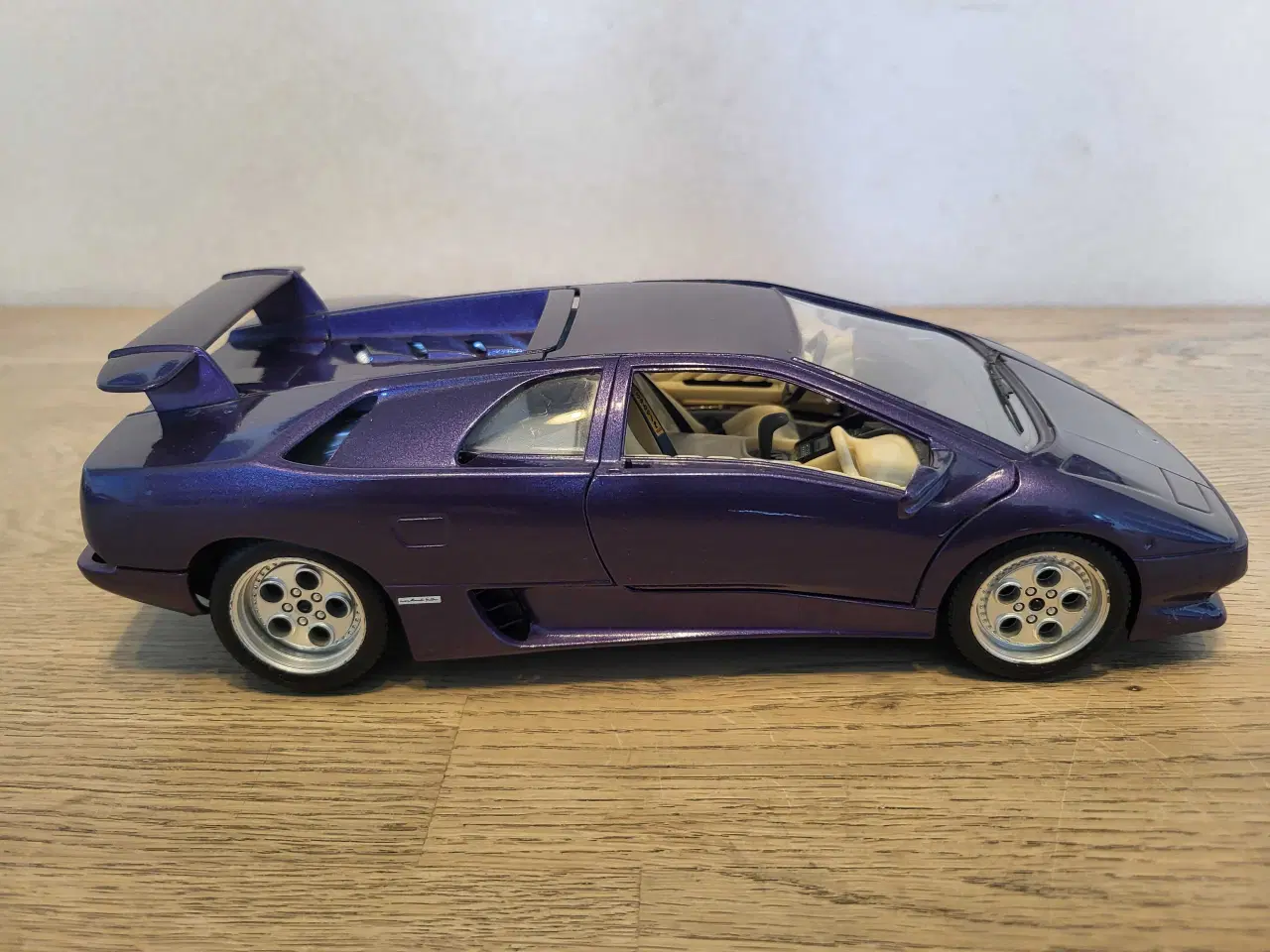 Billede 2 - Modelbil: Lamborghini Diablo 1990.  Skala 1/18.