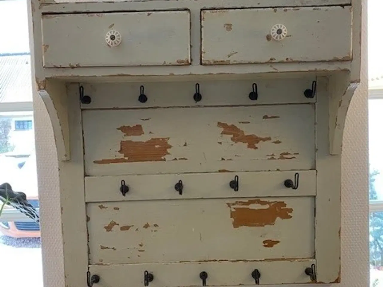 Billede 1 - Hylde med skuffer og kroge - antik og velholdt.