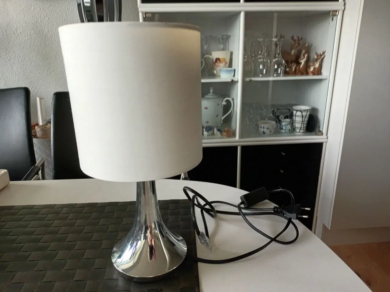 Billede 1 - Flot Sølvlampe med hvid skærm