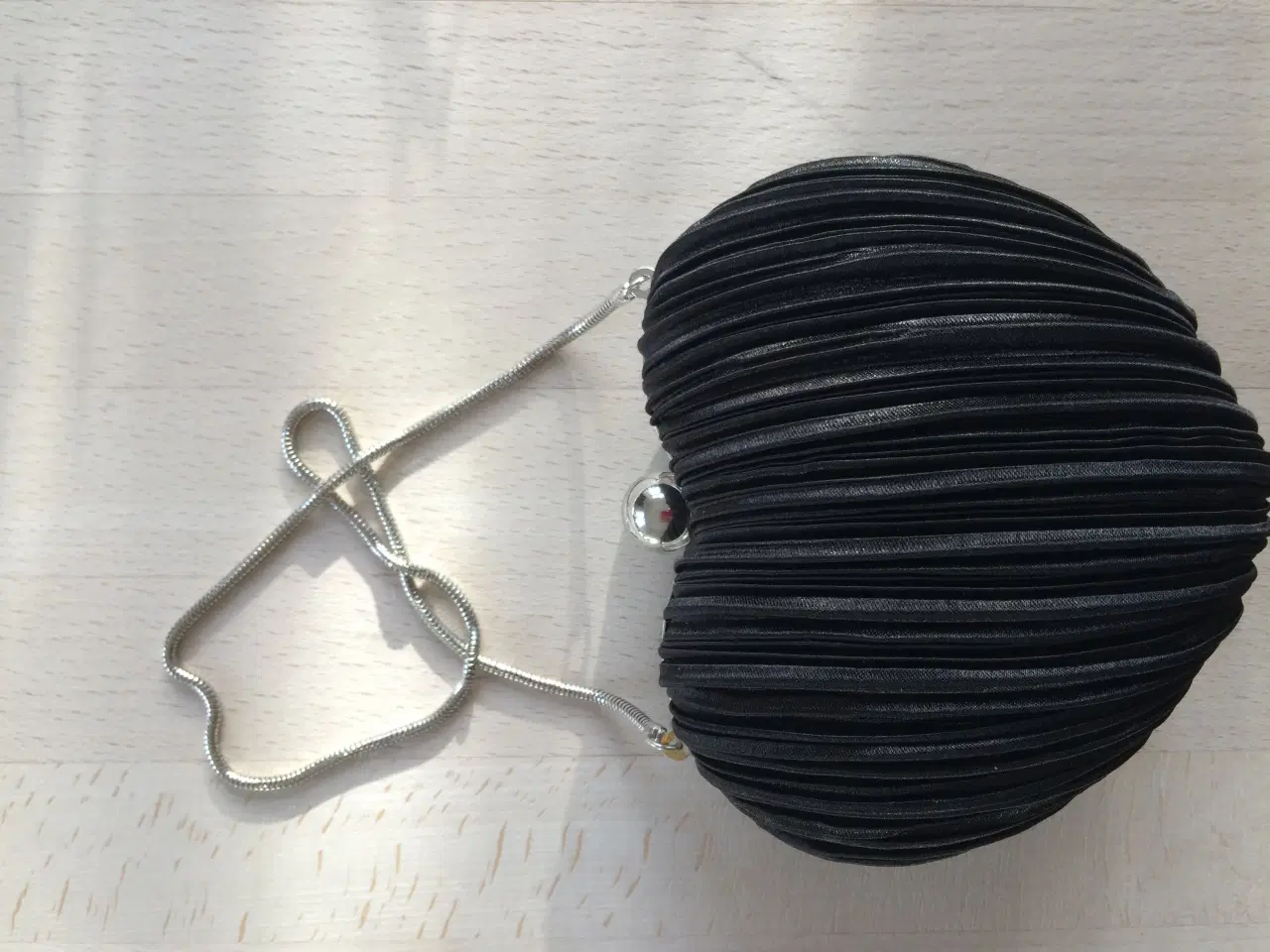 Billede 1 - Hjerteformet sort, lille taske