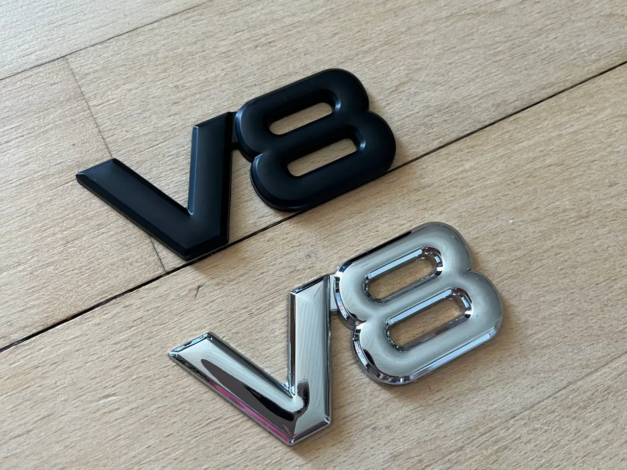 Billede 4 - V8 bil emblemer