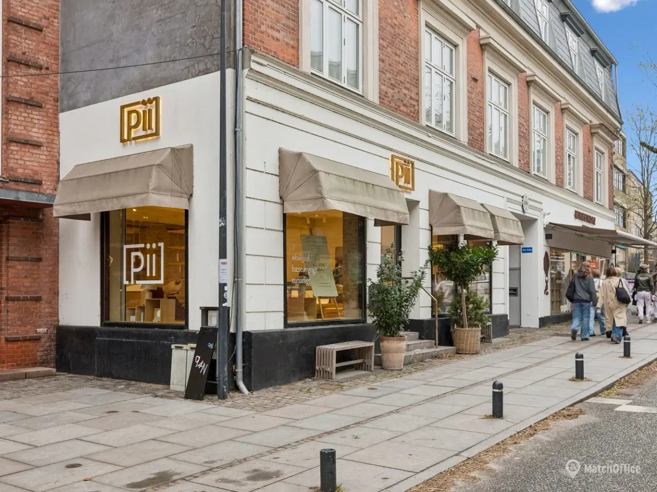 Billede 1 - 142 m² flot hjørnebutik med 100 m² kælder