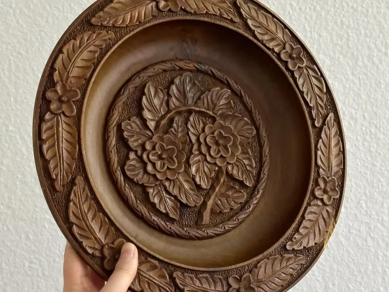 Billede 1 - Træfad m udskæringer, lille, NB