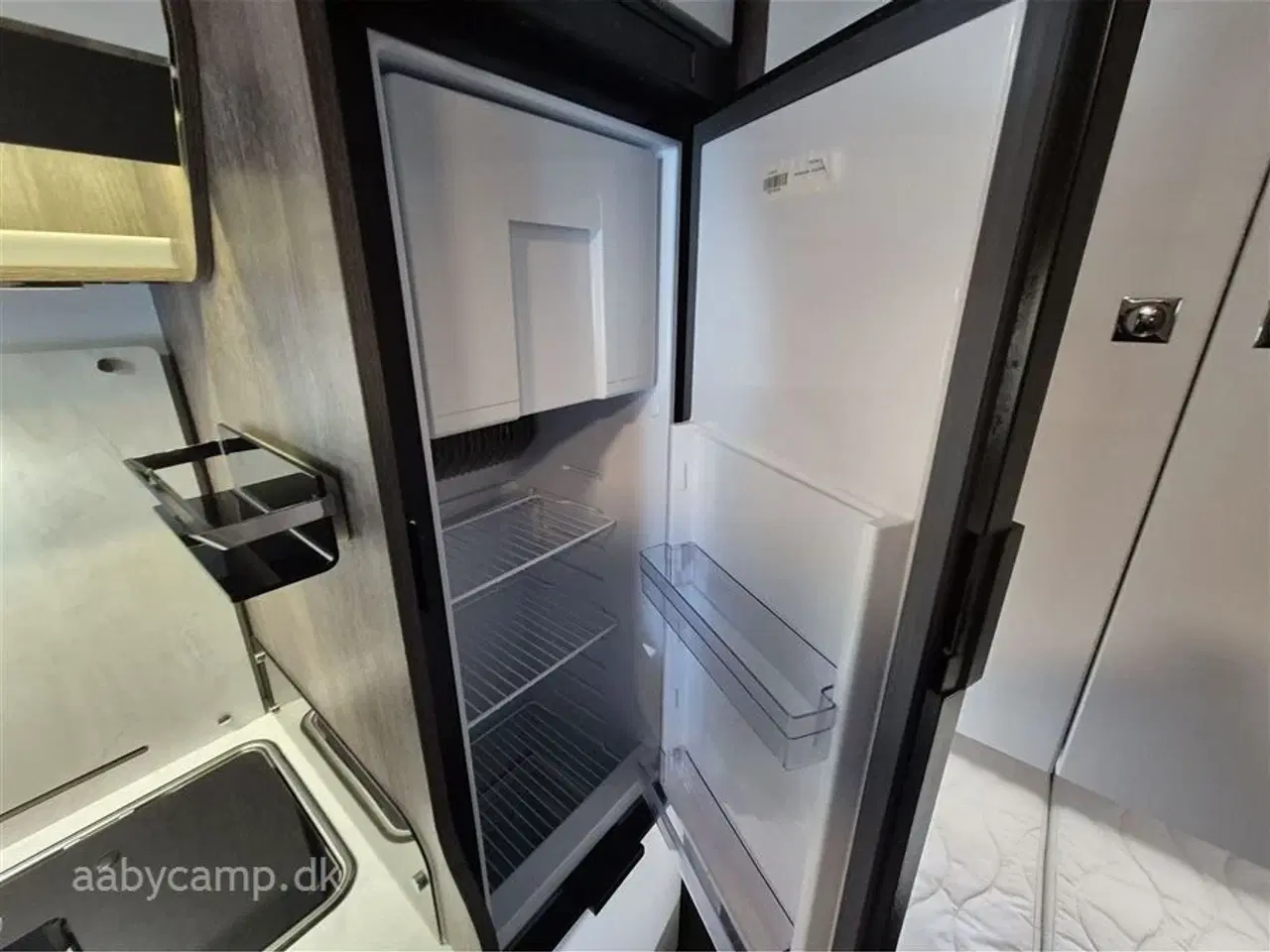 Billede 13 - 2023 - Benimar Amphitryon 983   Solceller. 2x Batterier. 2000w inverter. markise. A/C i bo-del. helårsdæk. undervognsbehandling. helårsdæk. Elektrisk indgangstrin. kun 16000 km!!!