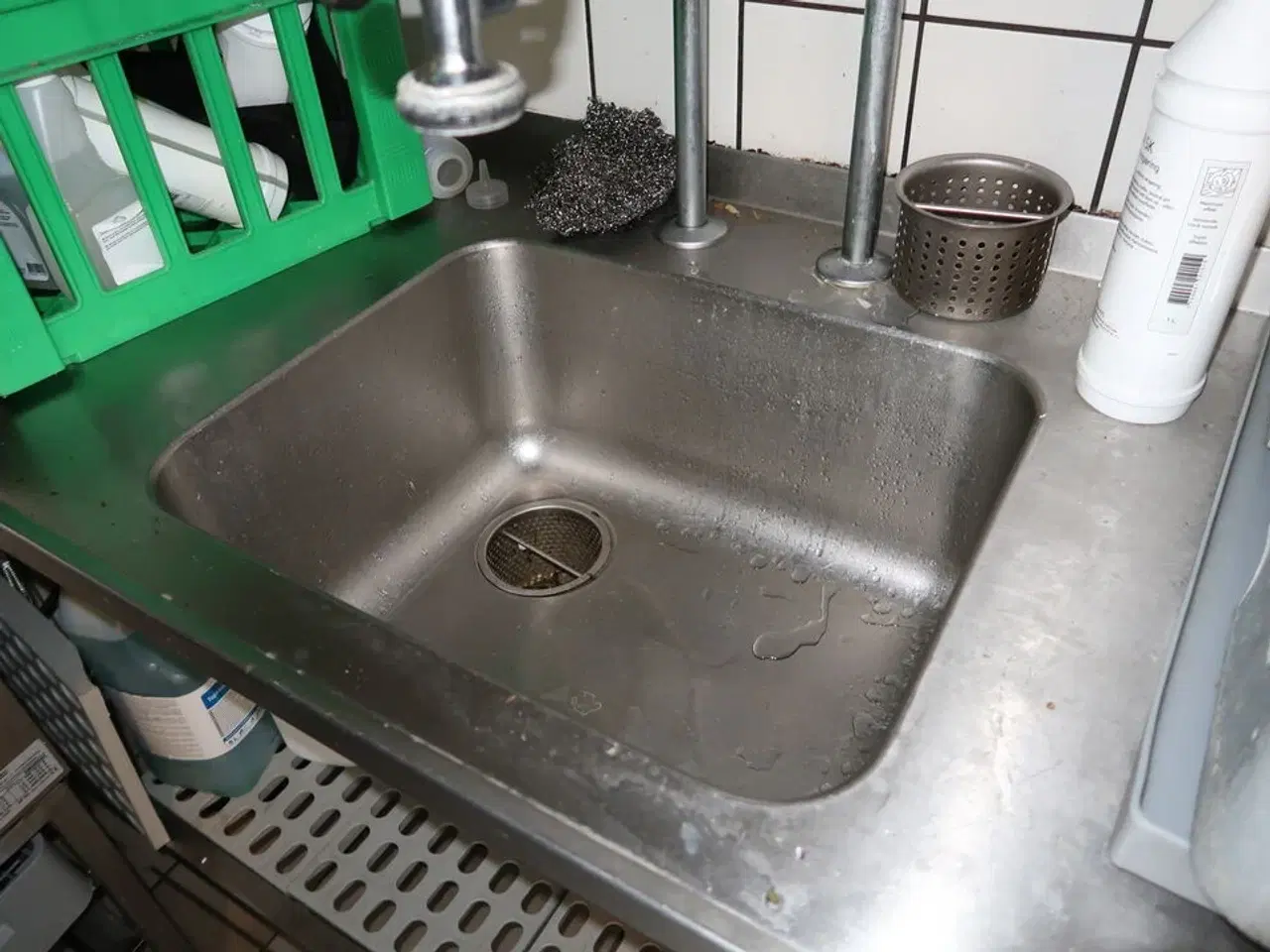 Billede 3 - Rustfri stålbord med vask og armatur