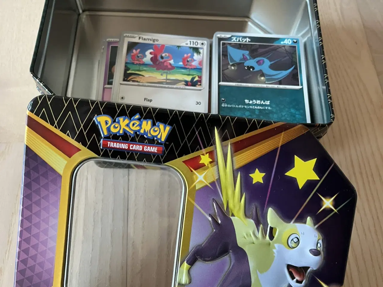 Billede 2 - 🎁 Pokémon kort i flot tin – 235 stk pokemonkort