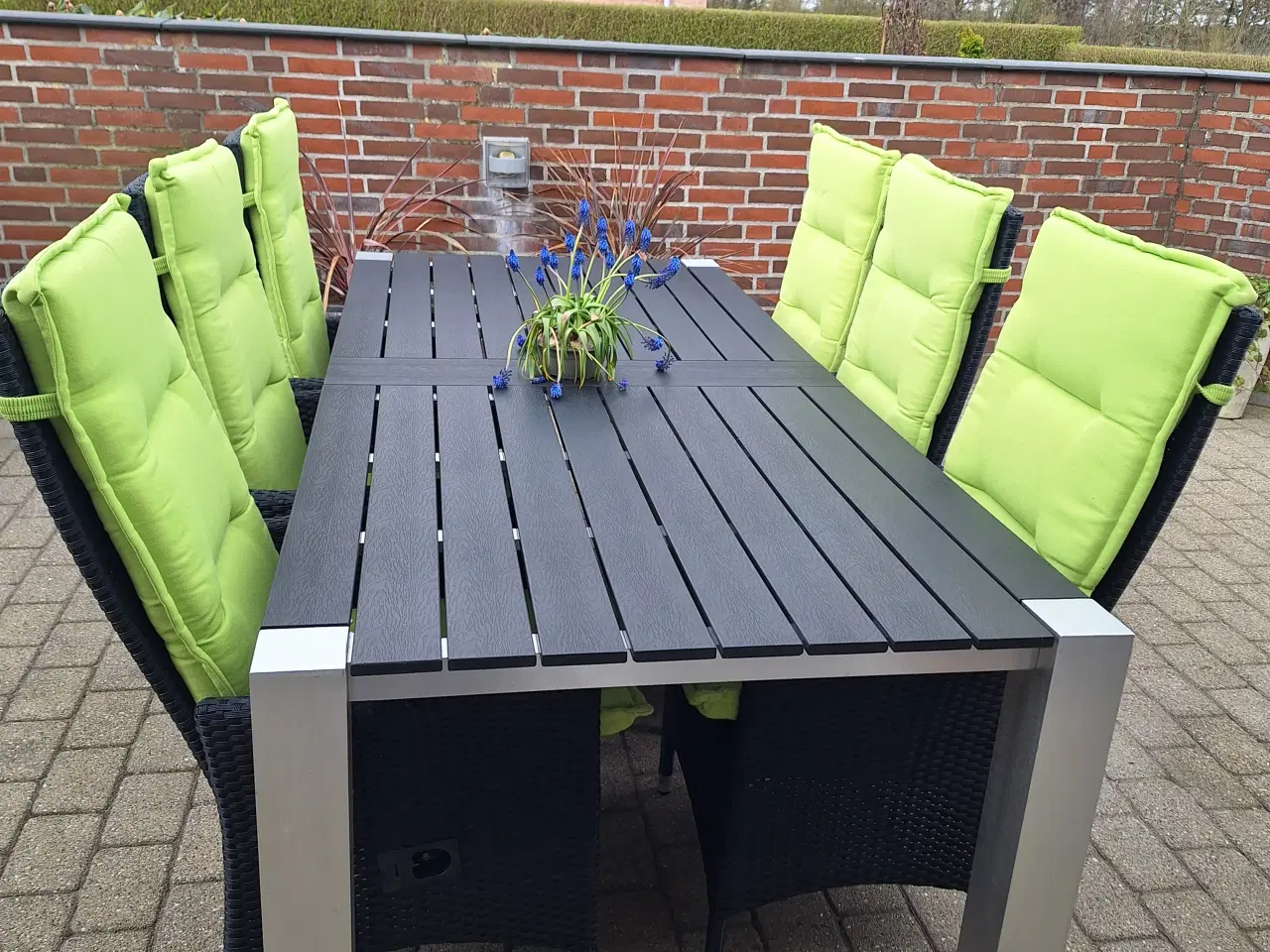 Billede 1 - Havesæt bord og stole med hynder.