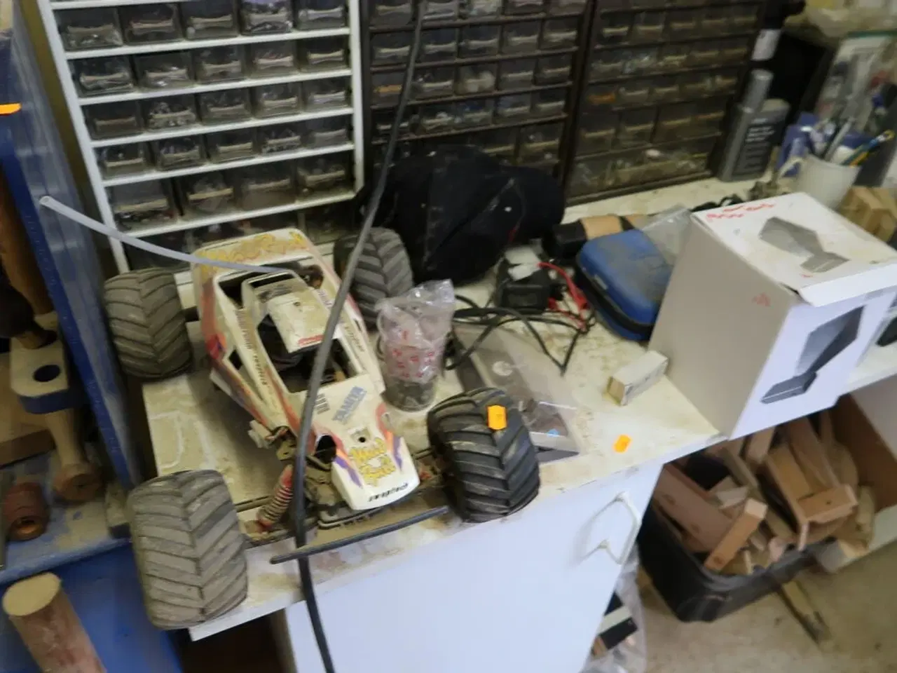 Billede 2 - Div. Plejemidler, skruer, møtrikker, racerbiler m.m.