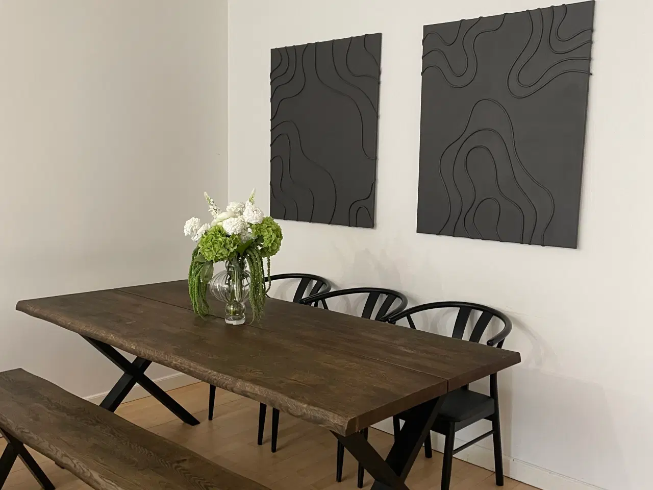 Billede 2 - Plankebord med tilhørende bænk og 3 stole