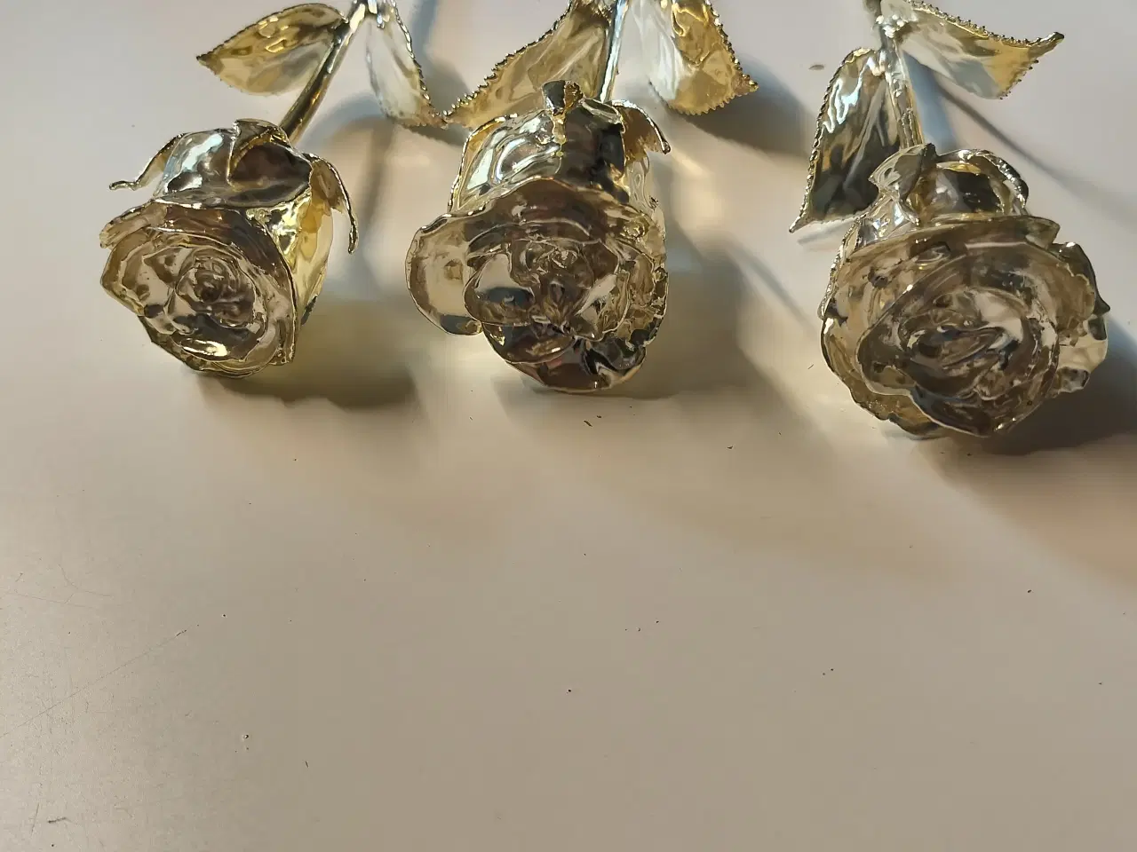 Billede 4 - Fine sølv roser som er forgyldt.