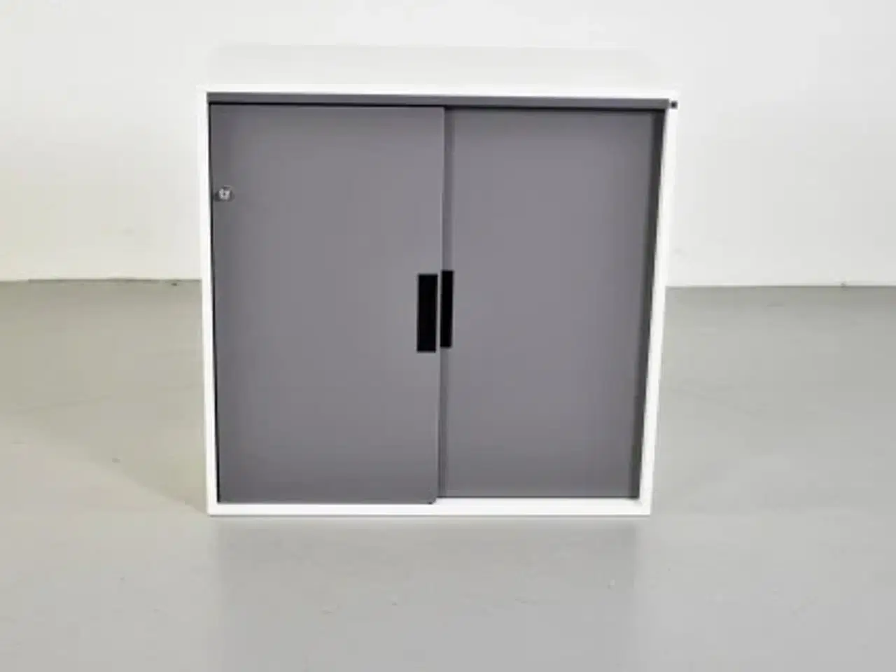 Billede 1 - Cube design quadro skab i hvid med to grå skydelåger