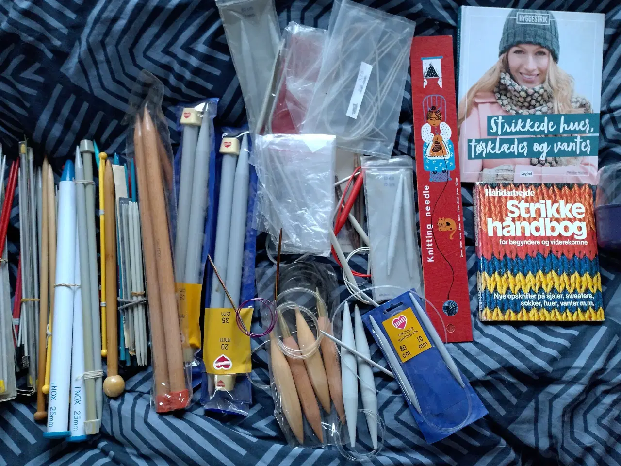 Billede 3 - 7 sække garn + masser af strikkepinde og et par bø