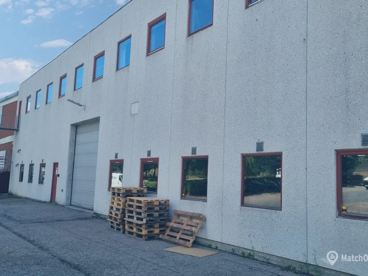 Billede 5 - Højloftet lagerhal udlejes