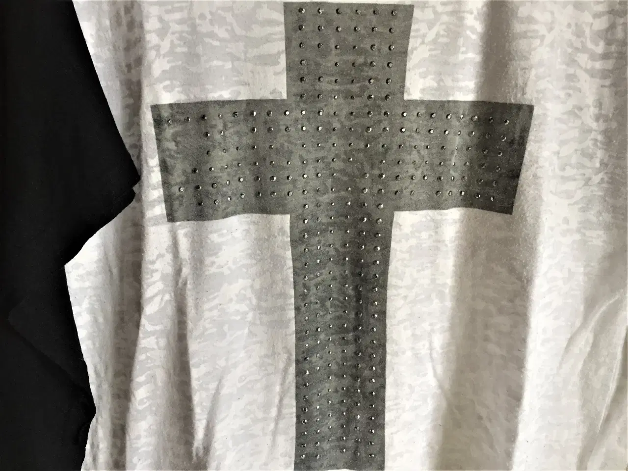 Billede 3 - 2 flotte bluser, begge med stort kors foran