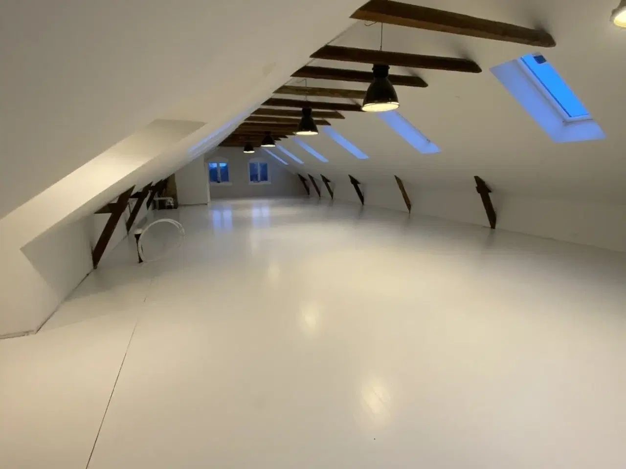 Billede 1 - Lagerlokale til leje med god beliggenhed og faciliteter.