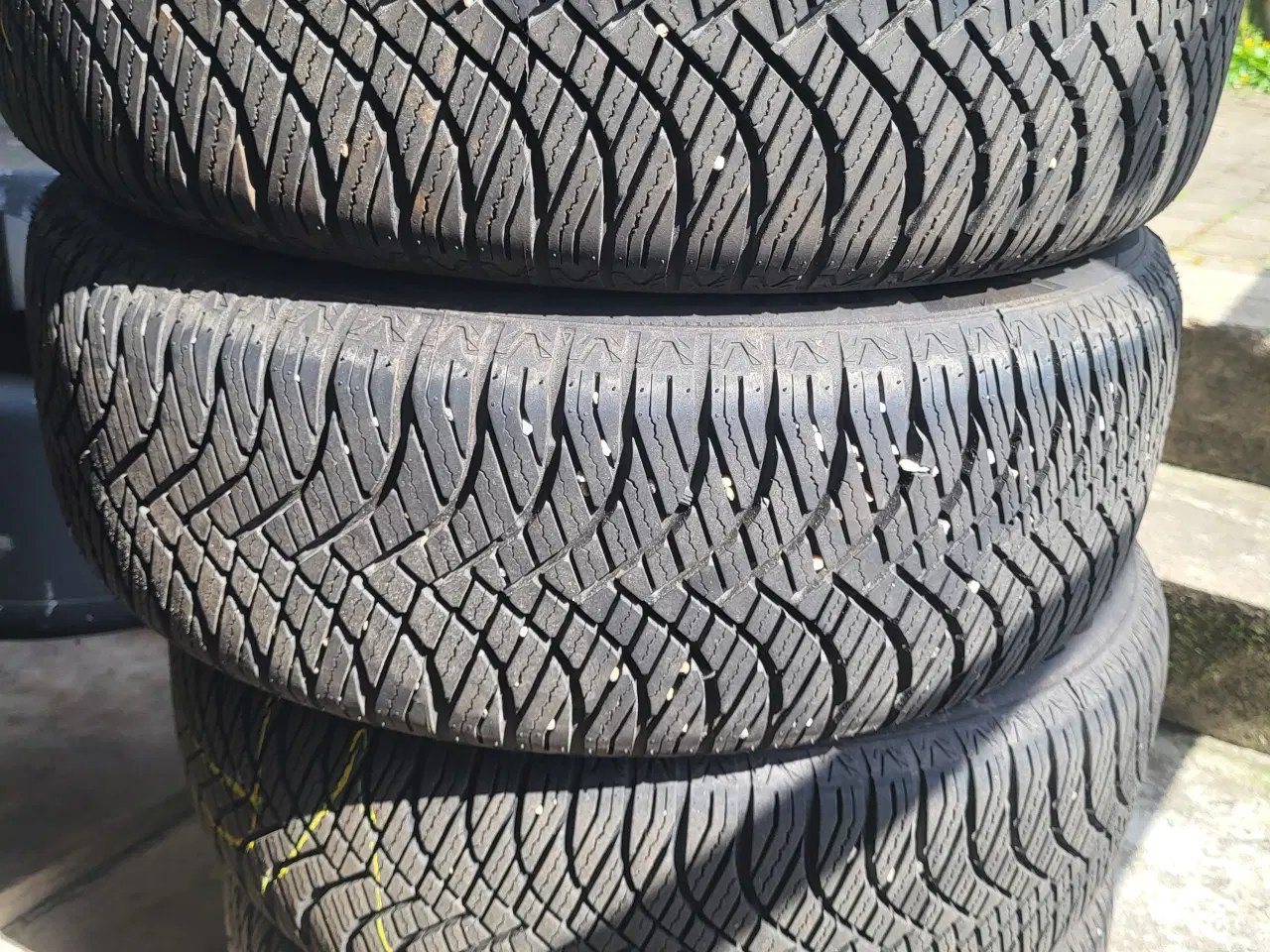 Billede 1 - næsten nye helårsdæk 