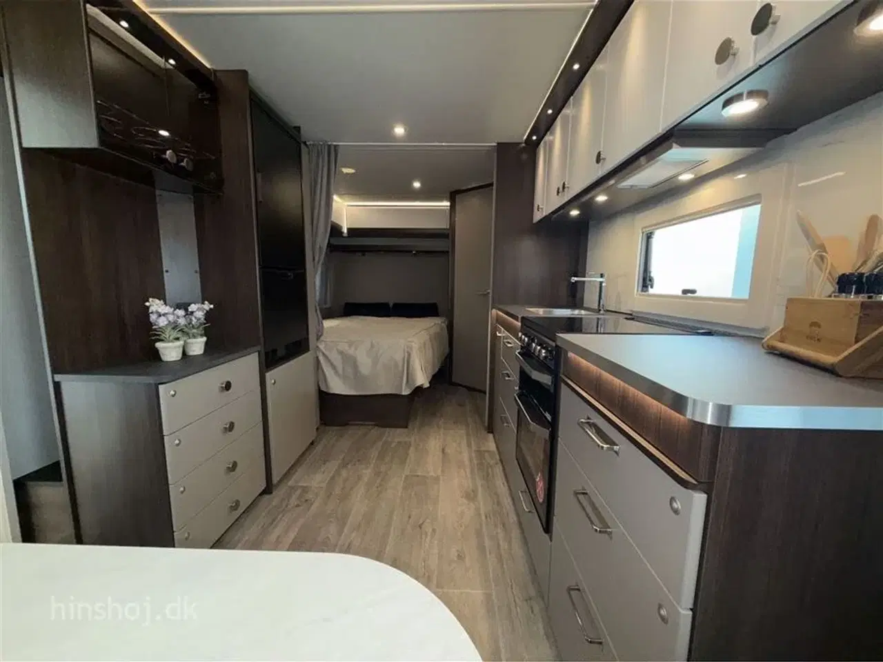 Billede 10 - 2026 - Polar Blueline 560 FD   Polar Blueline med fransk dobbeltseng og rundsiddegruppe fra Hinshøj Caravan