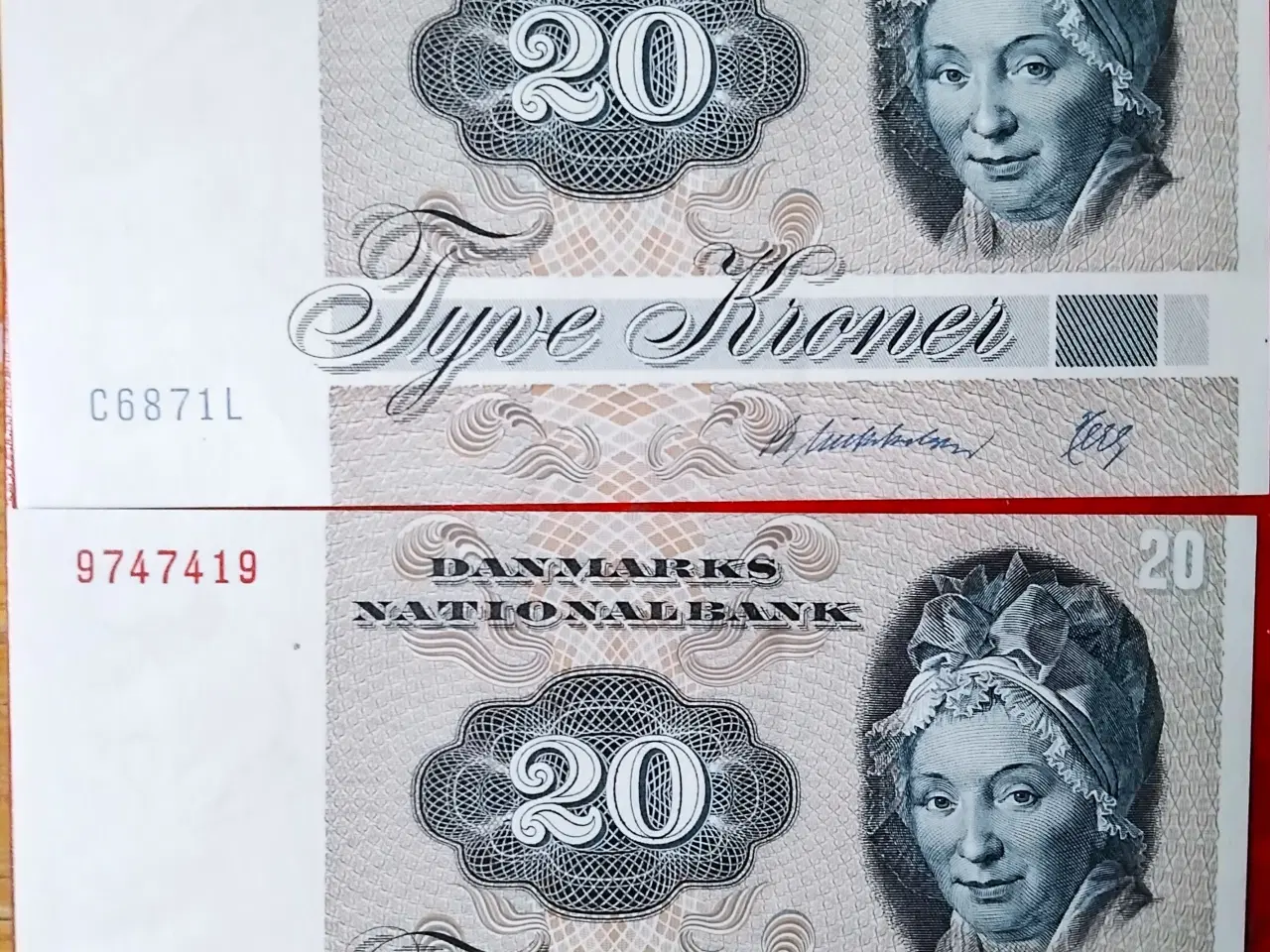Billede 1 - 2 FLOTTE TÆT PÅ UNC. 20 KRONE 1987 I RÆKKEN