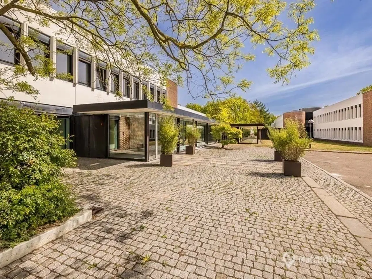 Billede 1 - Unik arkitektur placeret i skøn natur