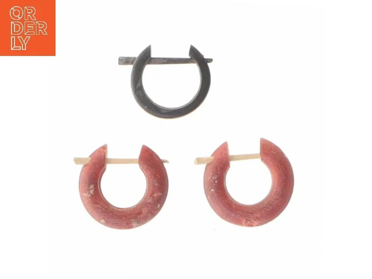 Billede 1 - Små øreringe i plastik (str. Ø 1,5 cm)