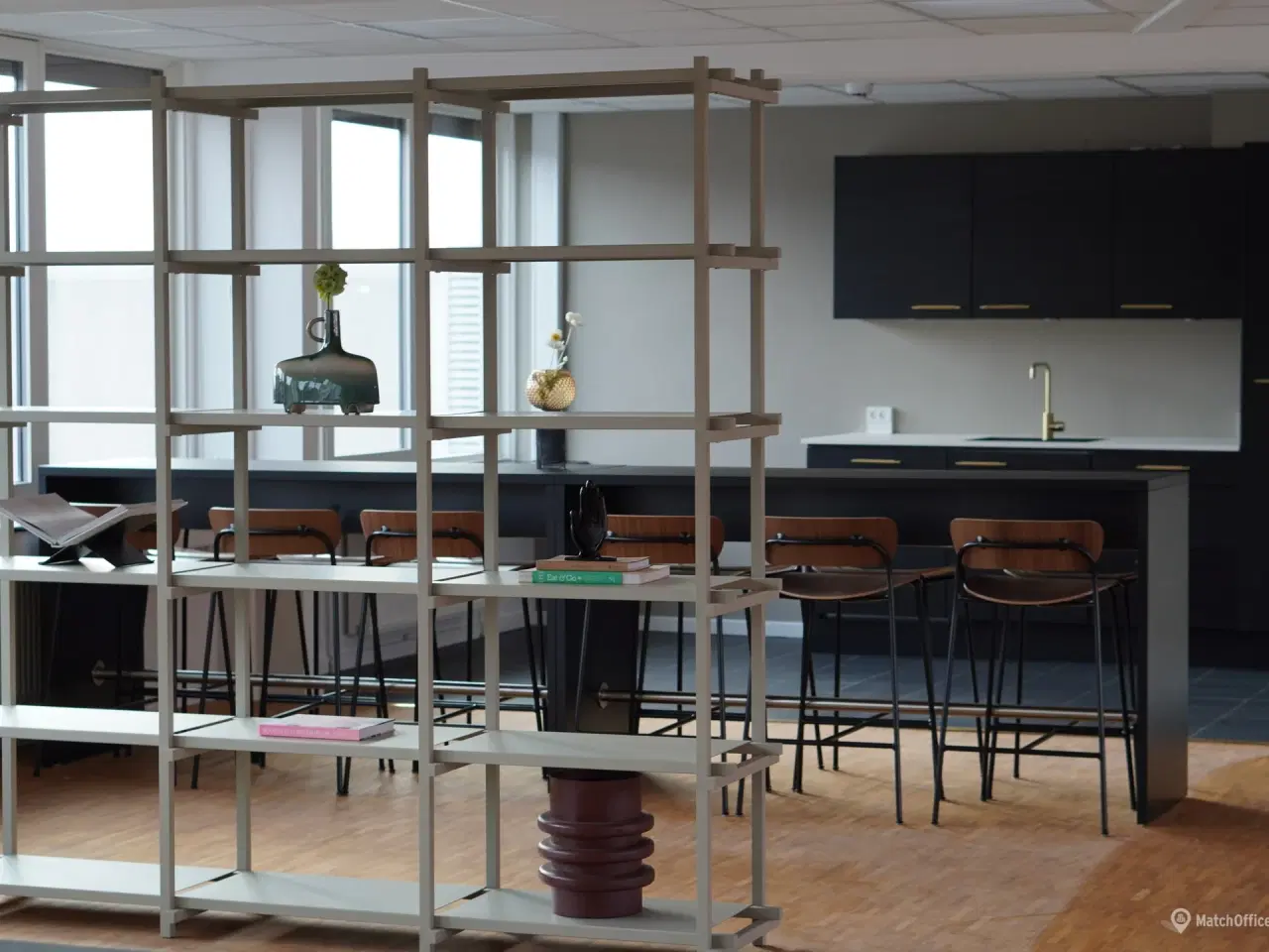 Billede 1 - Et lejemål med åbne rum der oser af skråsikker attitude og selvsikkerhed