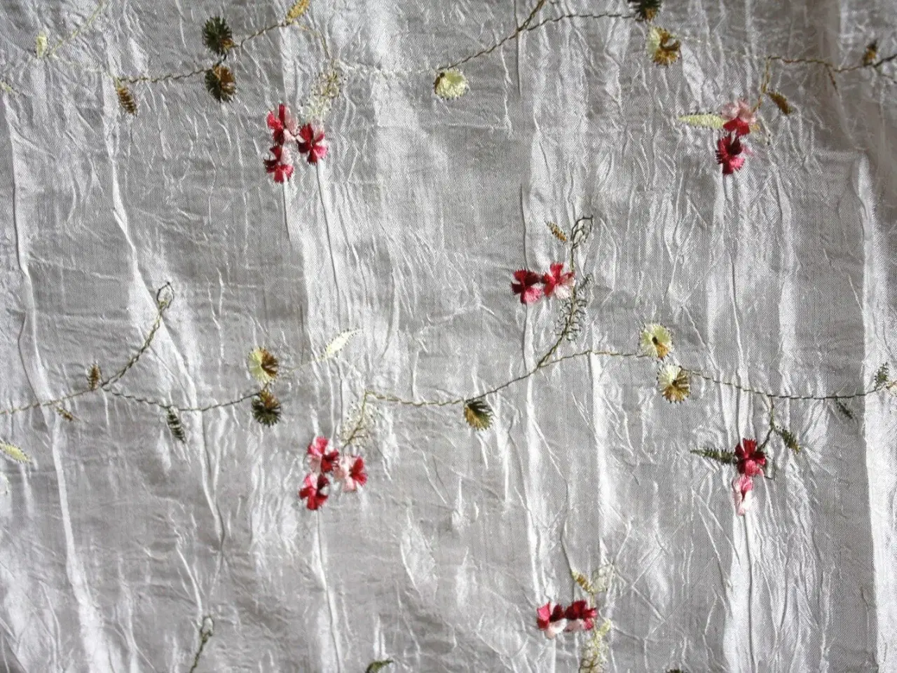 Billede 4 - Silke tørklæde m. broderede blomster
