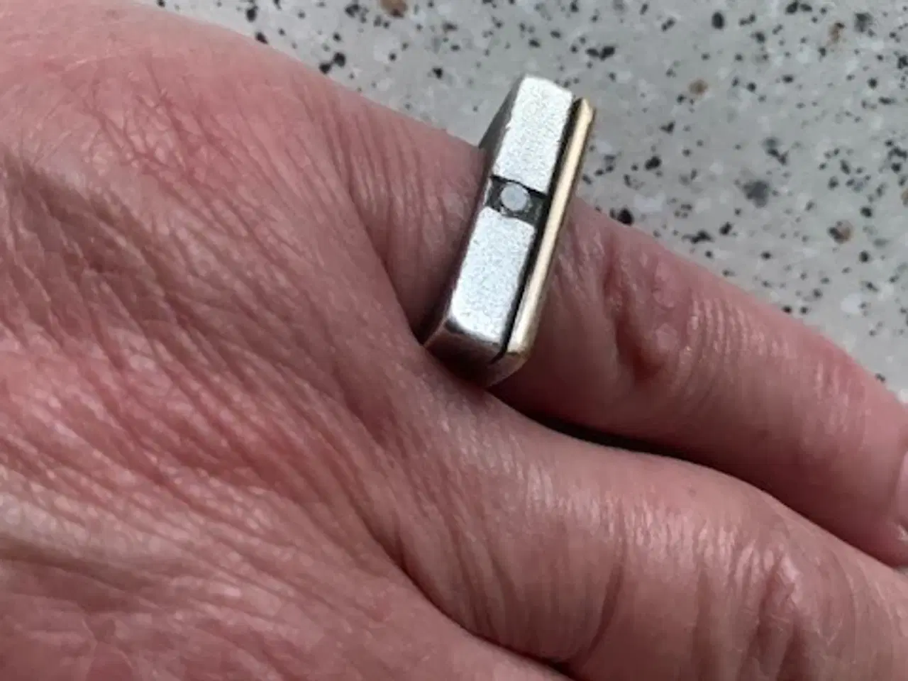 Billede 2 - Ring, sølv med guld og zirkonia - patina men fin
