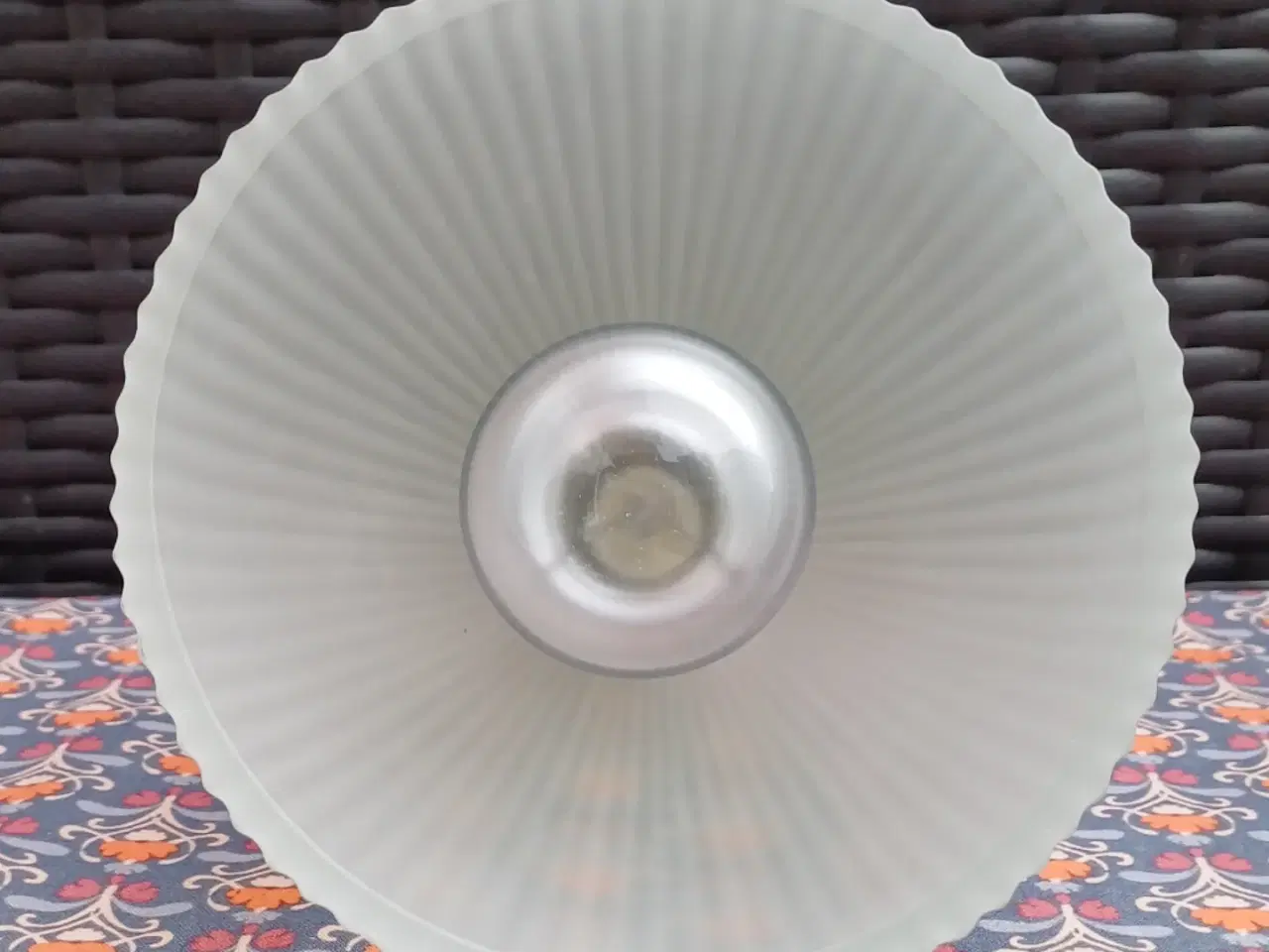 Billede 3 - To loftslamper - Rillet opalglas.