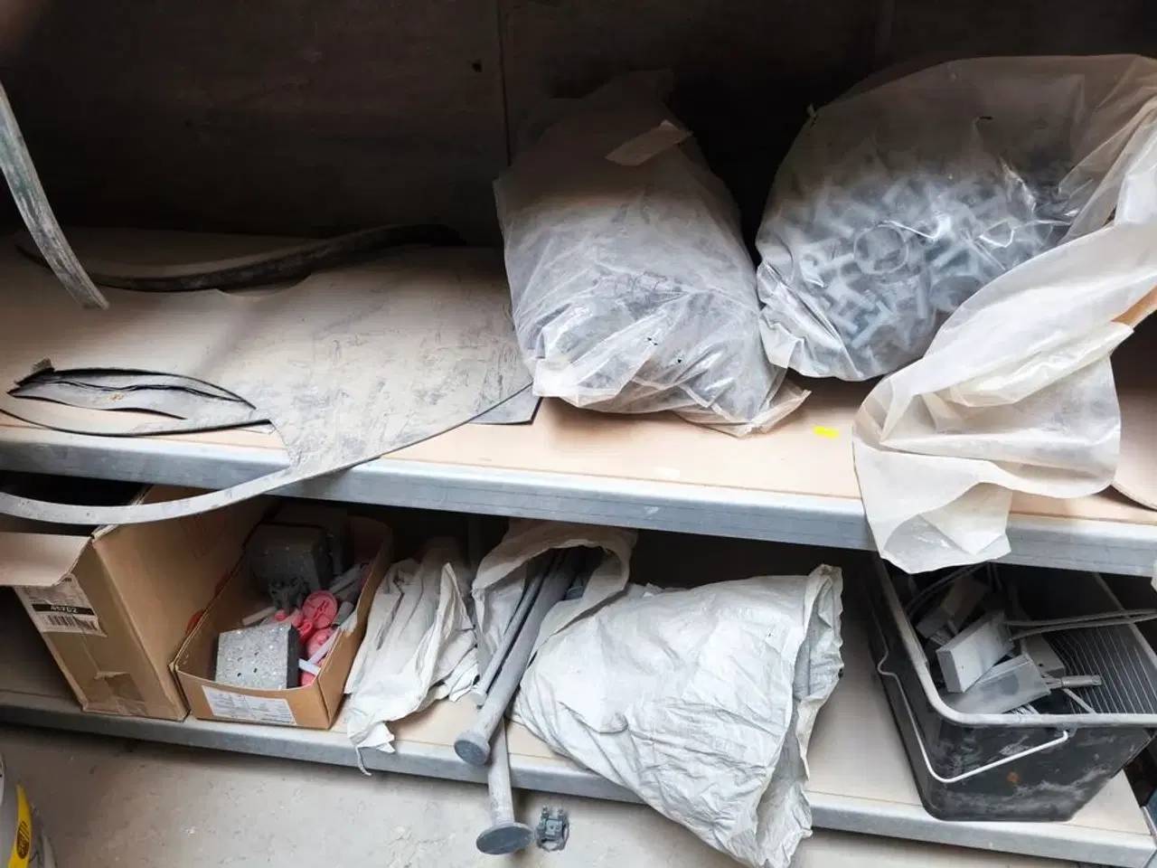 Billede 21 - Indhold på reoler