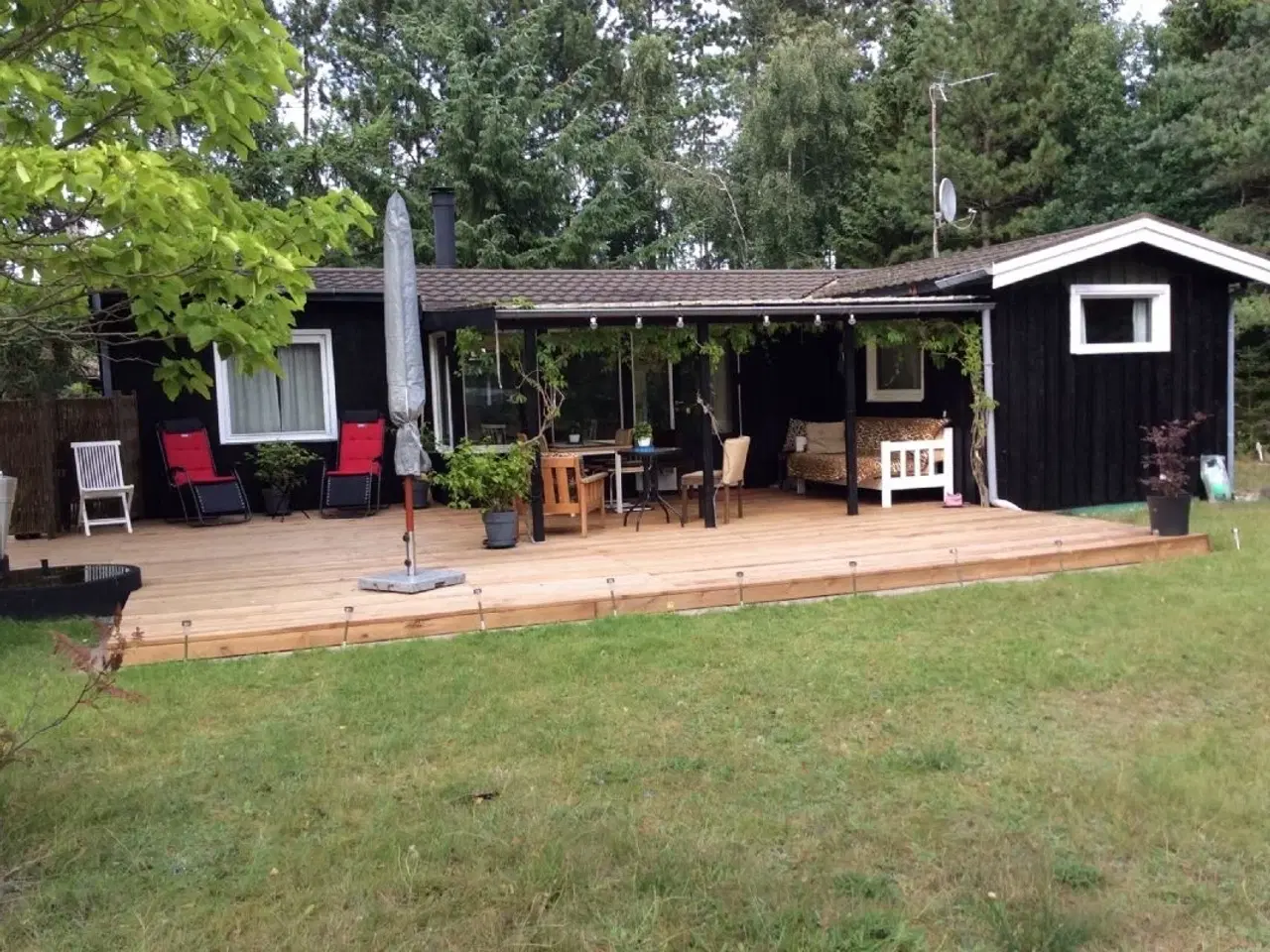 Billede 1 - Dejligt hus med god plads gr�s og h�je tr�er. Wifi, fri internet