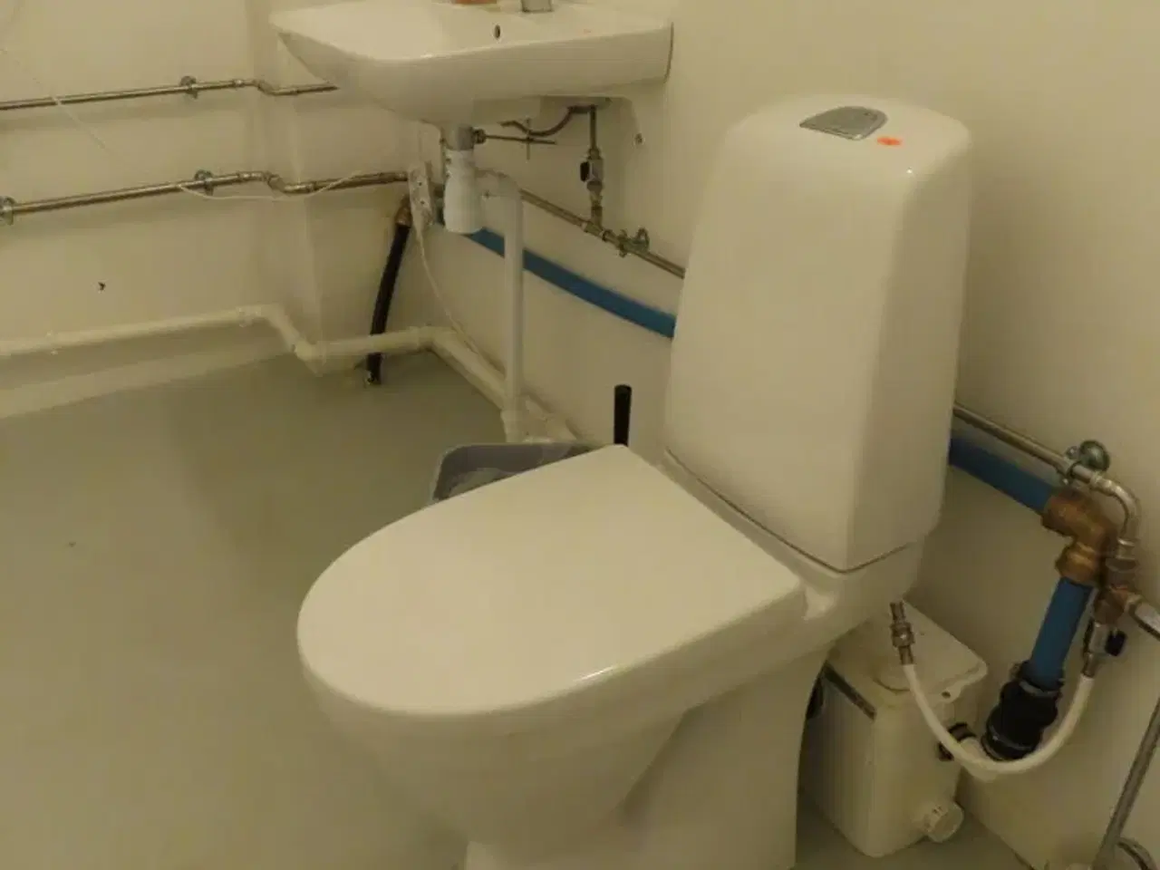 Billede 1 - Toilet, vask og vandvarmer