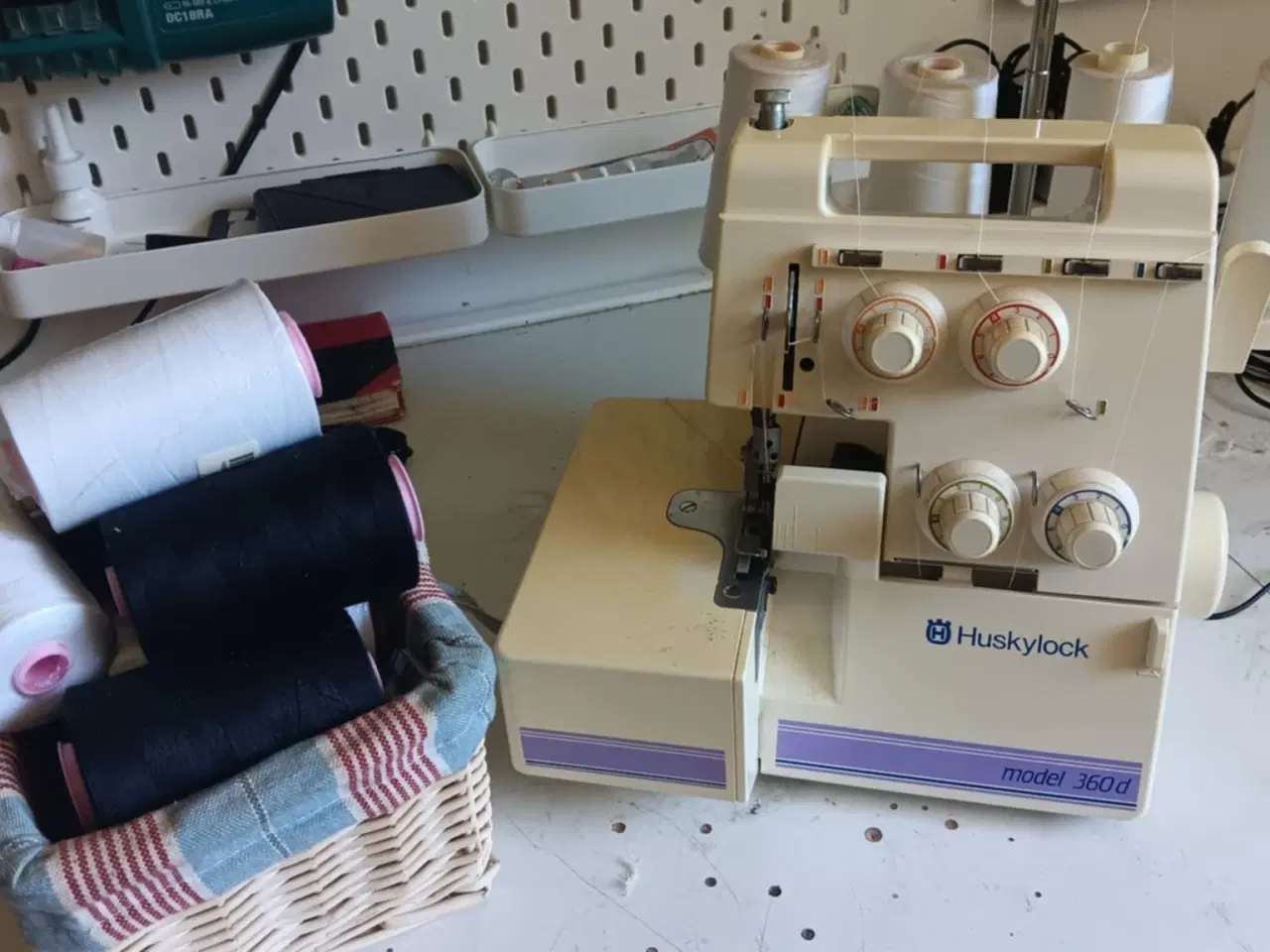 Billede 1 - Overlocker med masser af tråd.